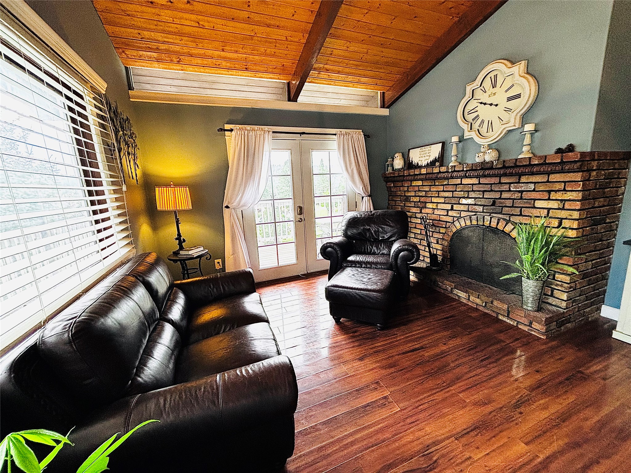 2 Hole In The Wall Property Photo 22
