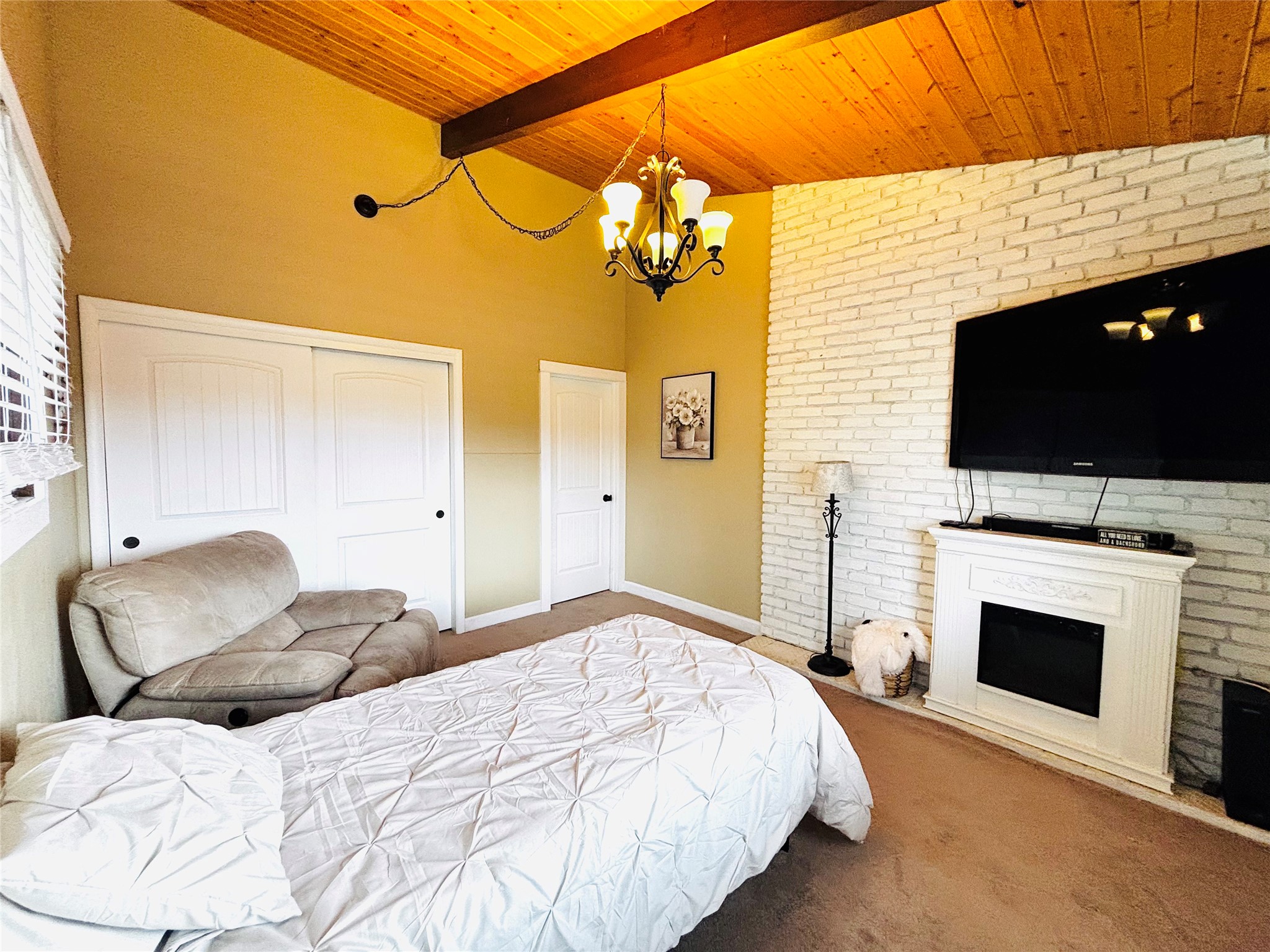 2 Hole In The Wall Property Photo 26