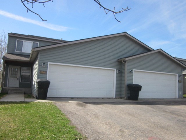 2000 & 2002 Greatview Drive Property Photo 2