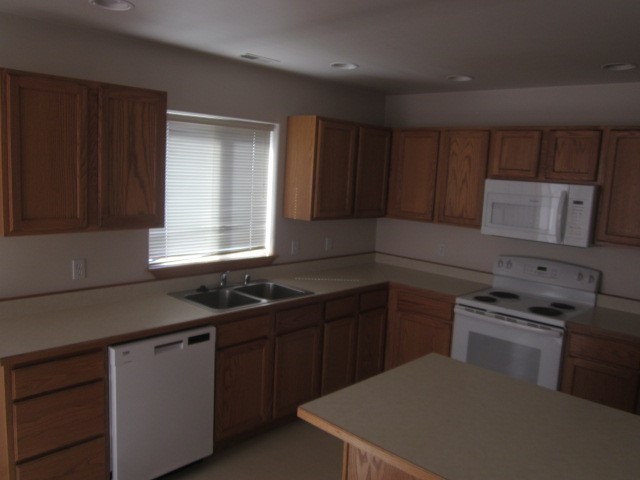 2000 & 2002 Greatview Drive Property Photo 7