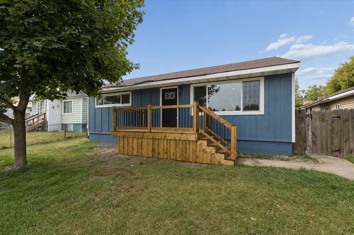 730 10th Avenue W Property Photo 1
