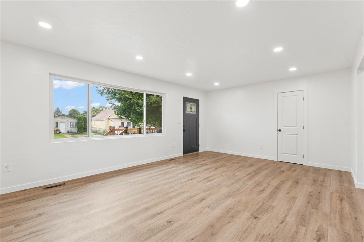 730 10th Avenue W Property Photo 9