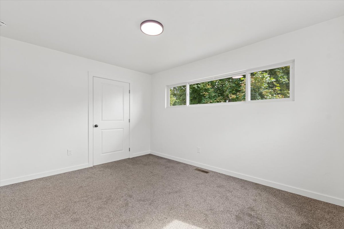 730 10th Avenue W Property Photo 14