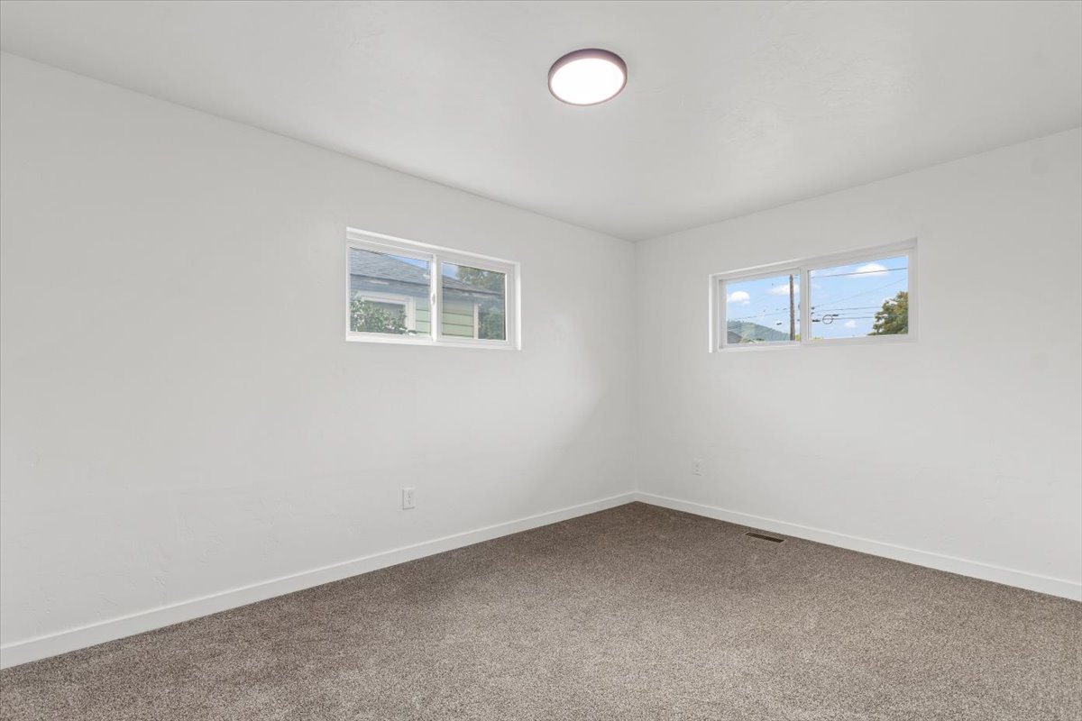 730 10th Avenue W Property Photo 16