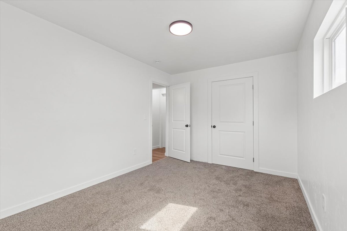 730 10th Avenue W Property Photo 17