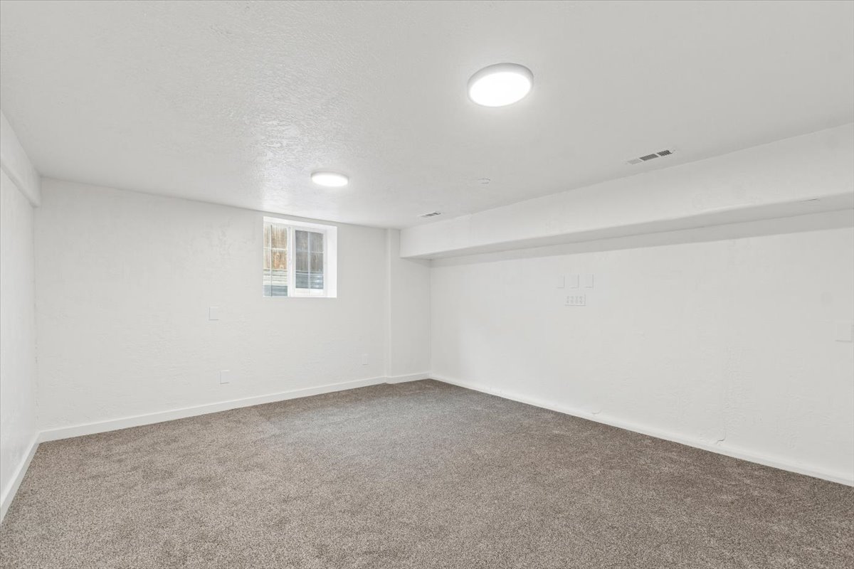 730 10th Avenue W Property Photo 20