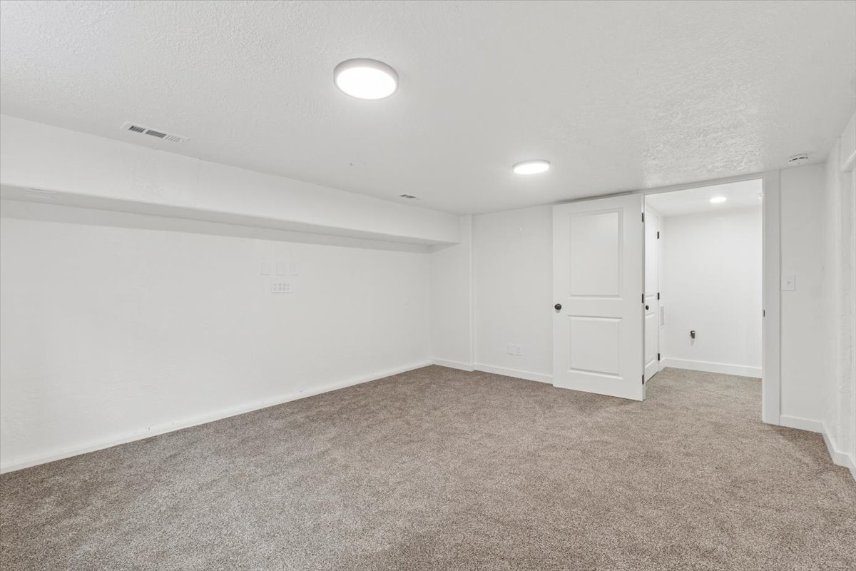 730 10th Avenue W Property Photo 21