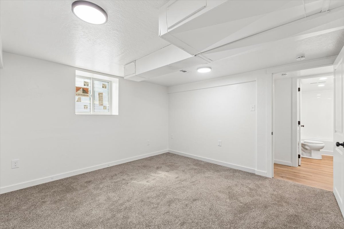 730 10th Avenue W Property Photo 24