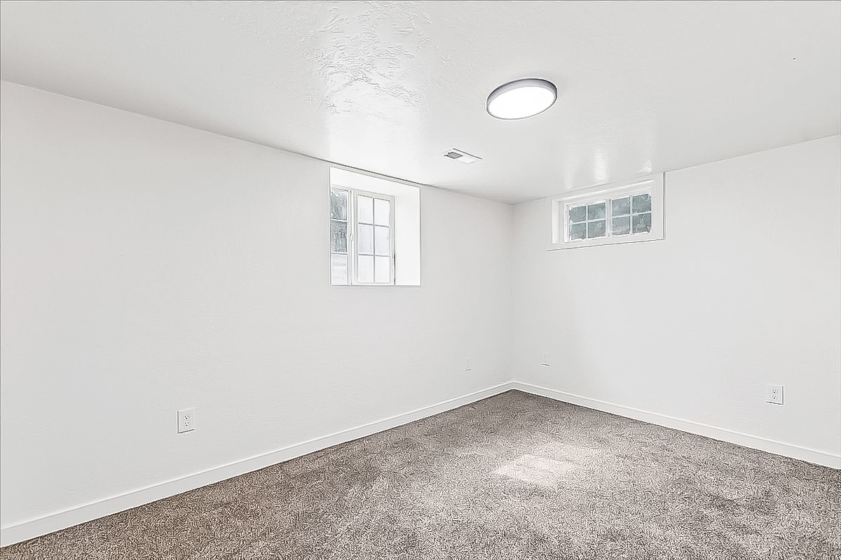 730 10th Avenue W Property Photo 26
