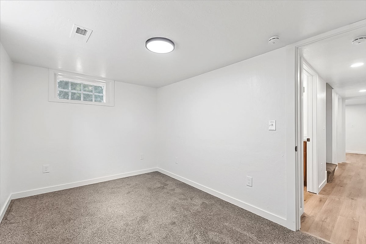 730 10th Avenue W Property Photo 27