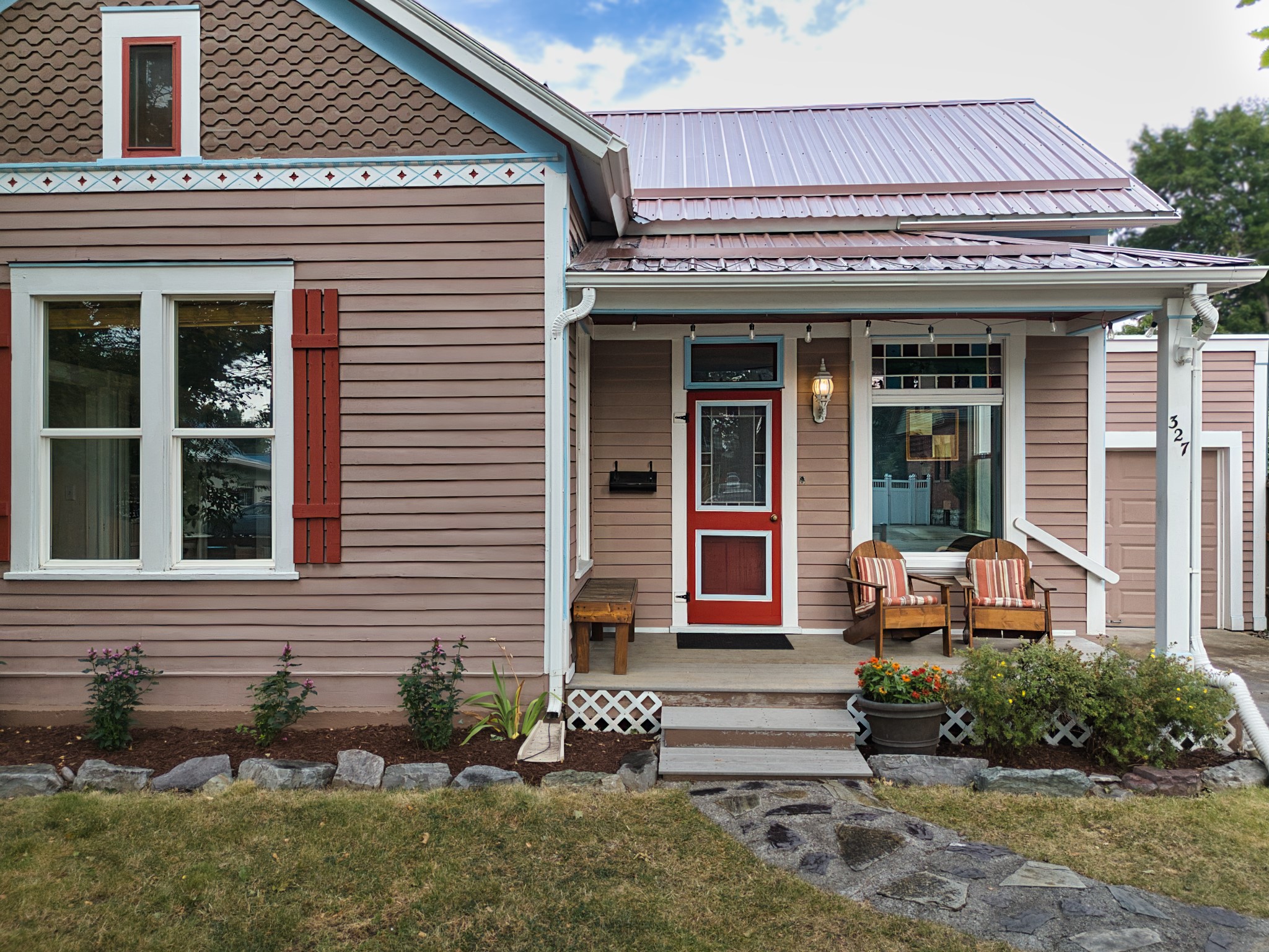 327 3rd Street E Property Photo 2