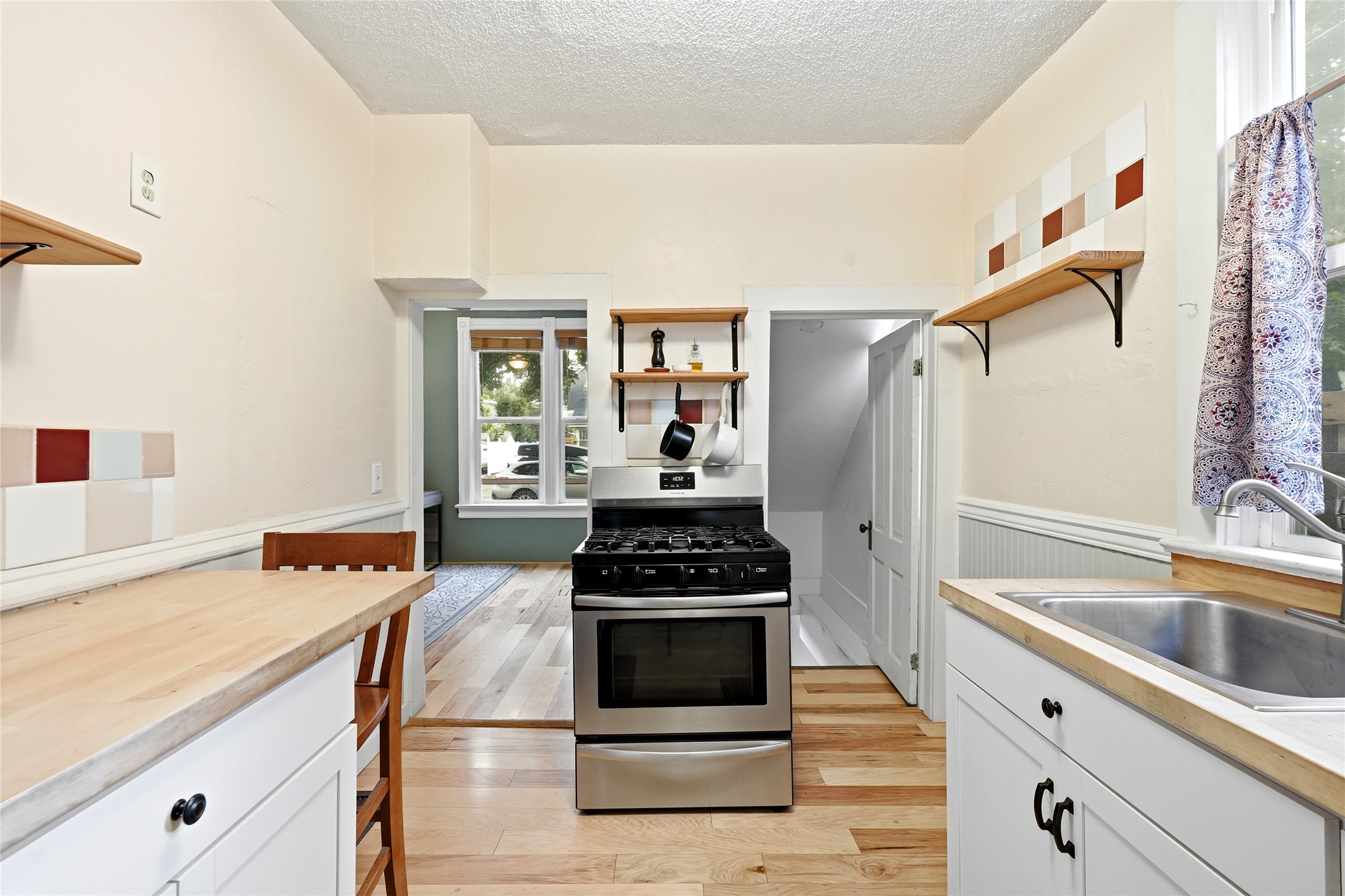 327 3rd Street E Property Photo 9