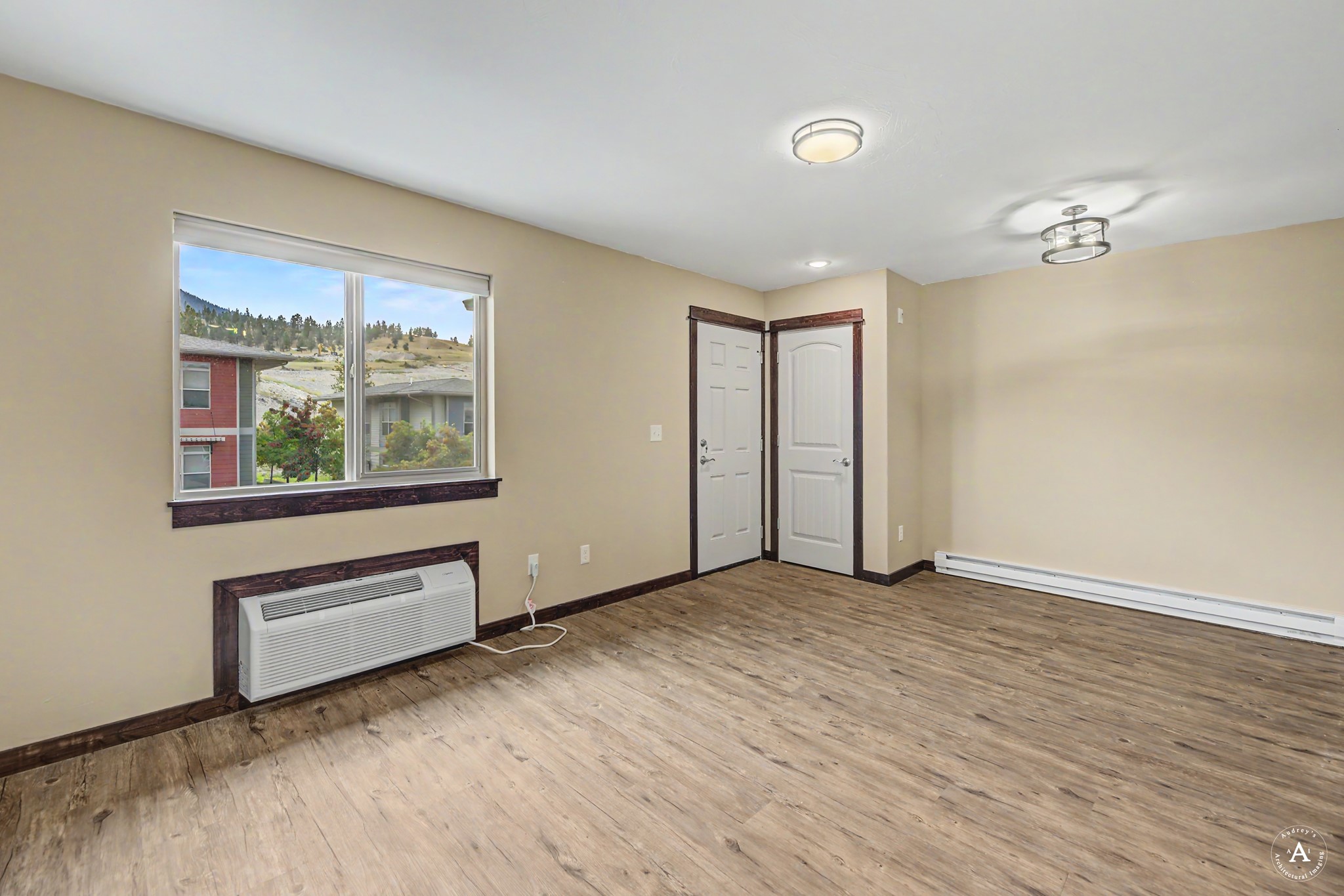 2872 Overlook Boulevard Property Photo 5