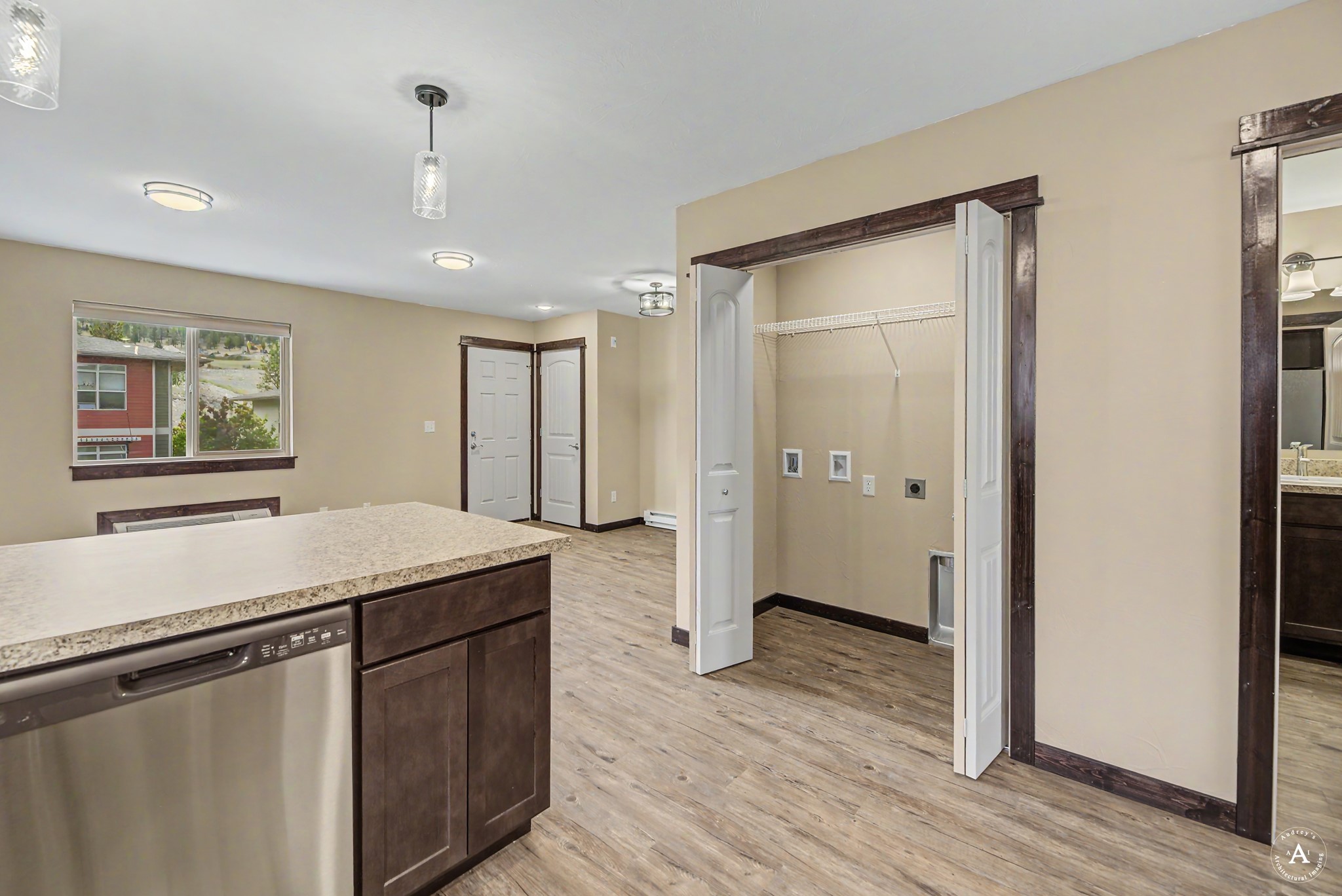 2872 Overlook Boulevard Property Photo 8