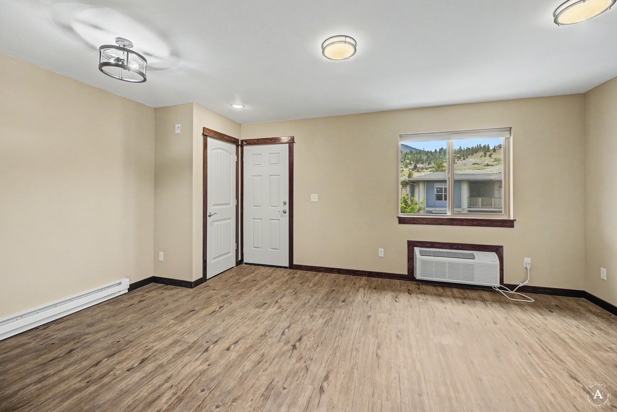 2876 Overlook Boulevard Property Photo 6