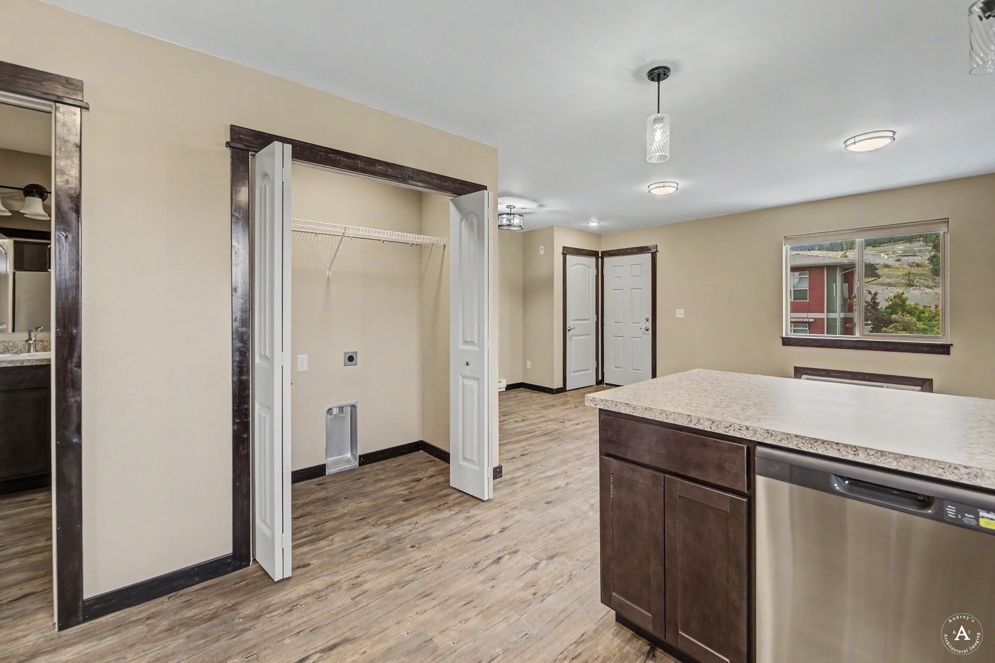 2876 Overlook Boulevard Property Photo 8