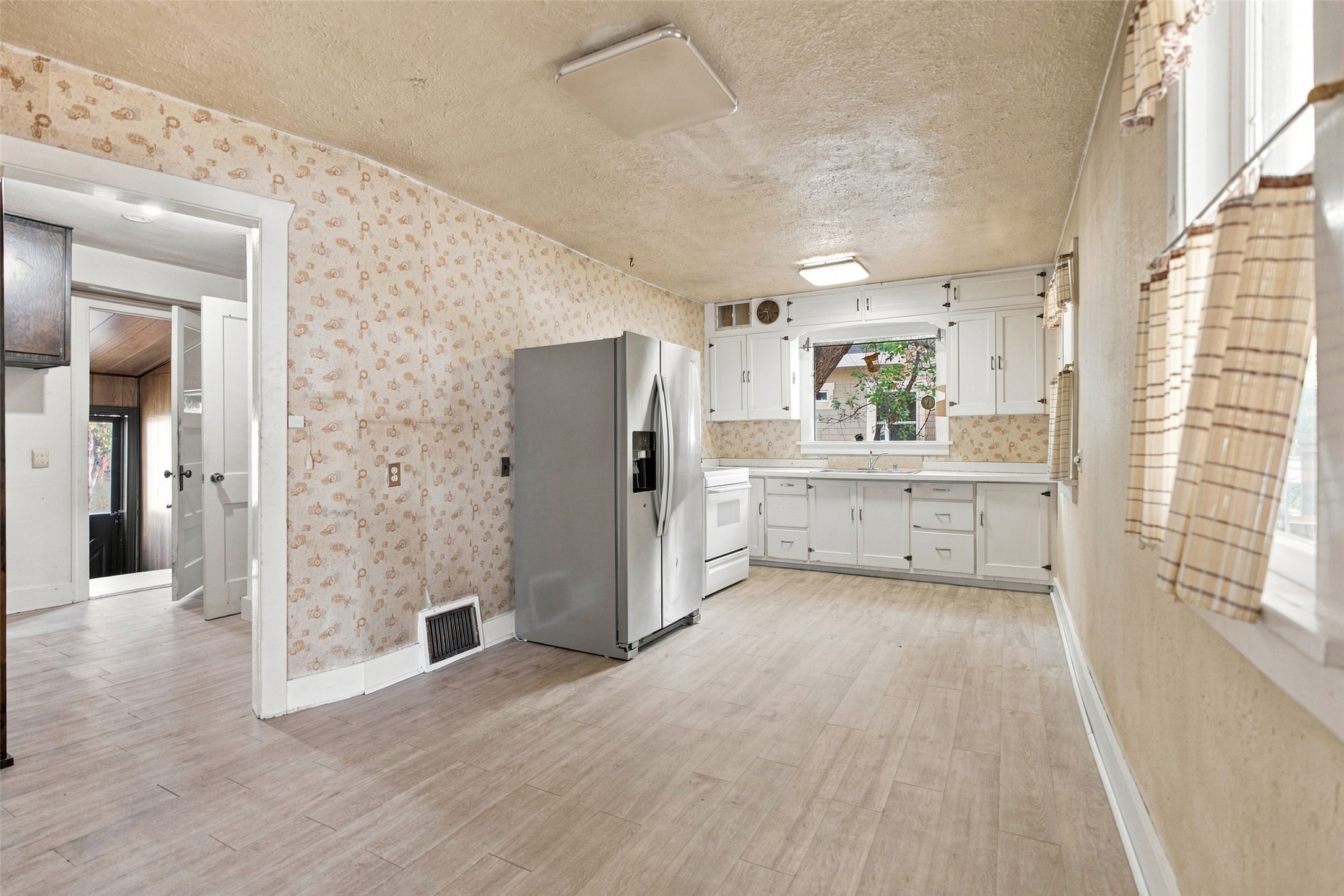 520 W Kent Avenue Property Photo 13