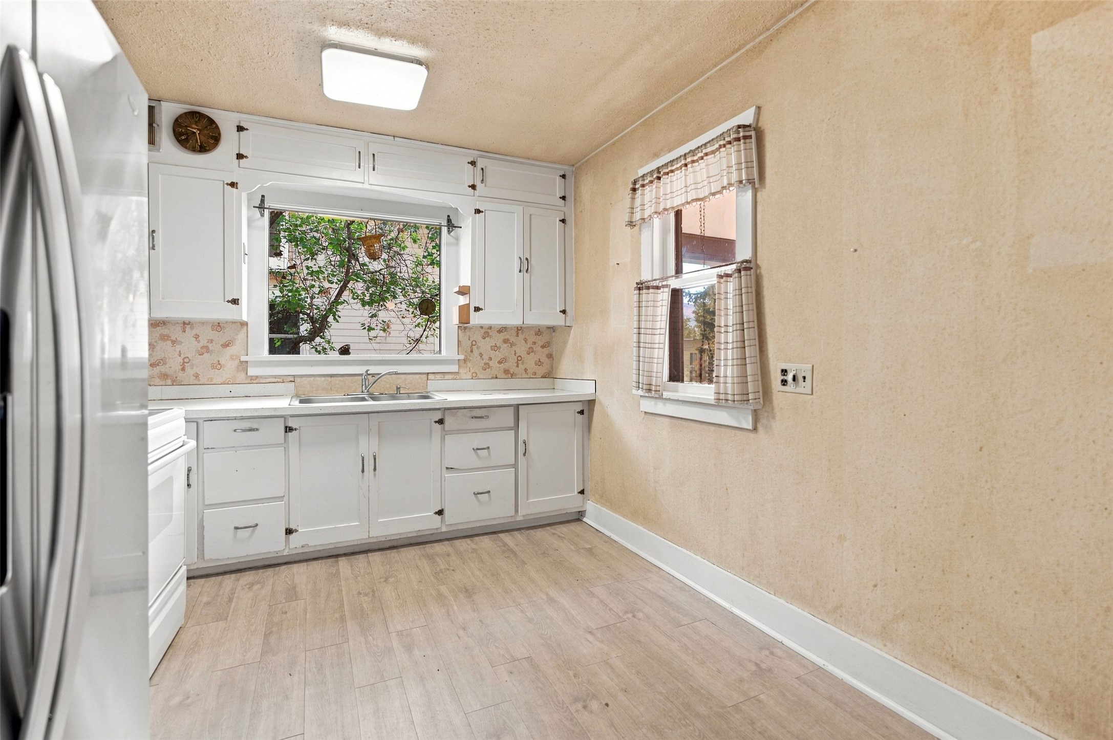520 W Kent Avenue Property Photo 14