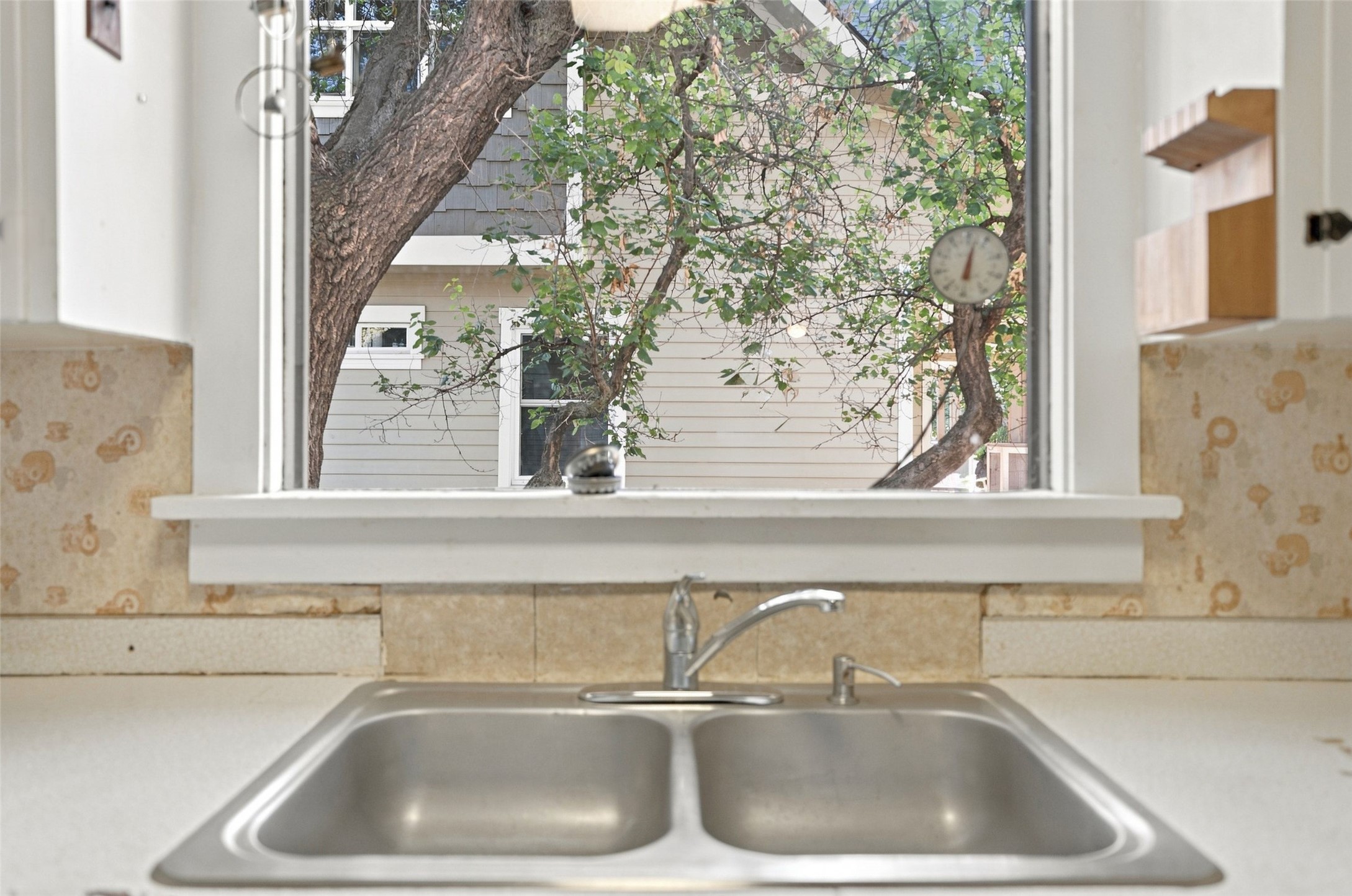 520 W Kent Avenue Property Photo 16