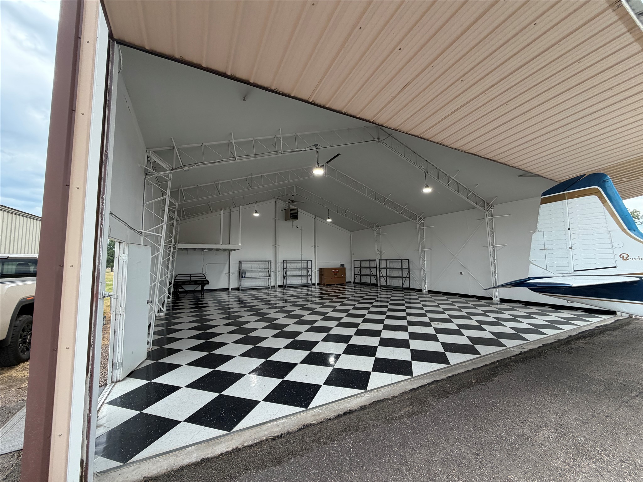 4205 Taxilane 4 E Property Photo 5
