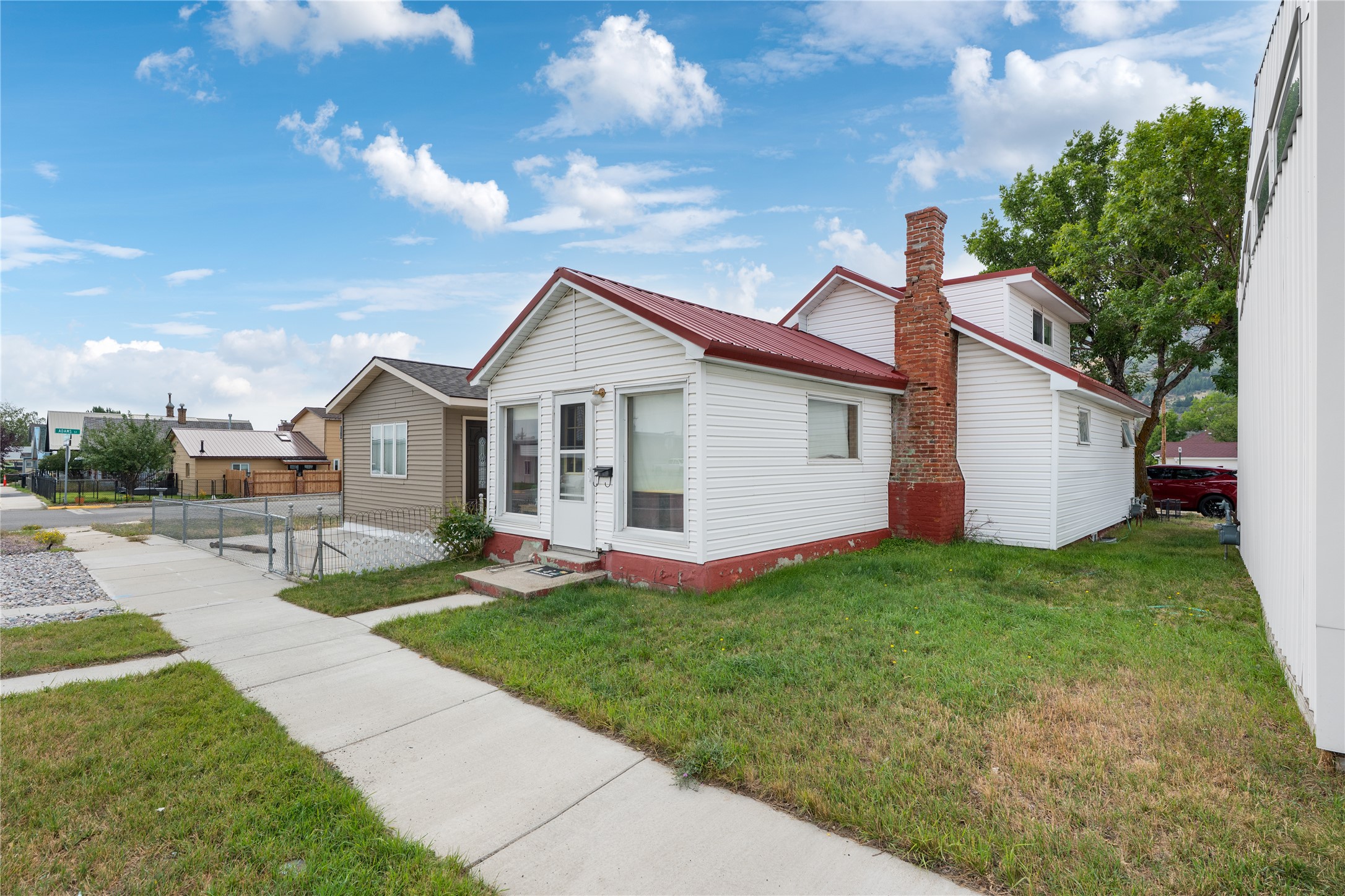 919 E Commercial Avenue Property Photo 1