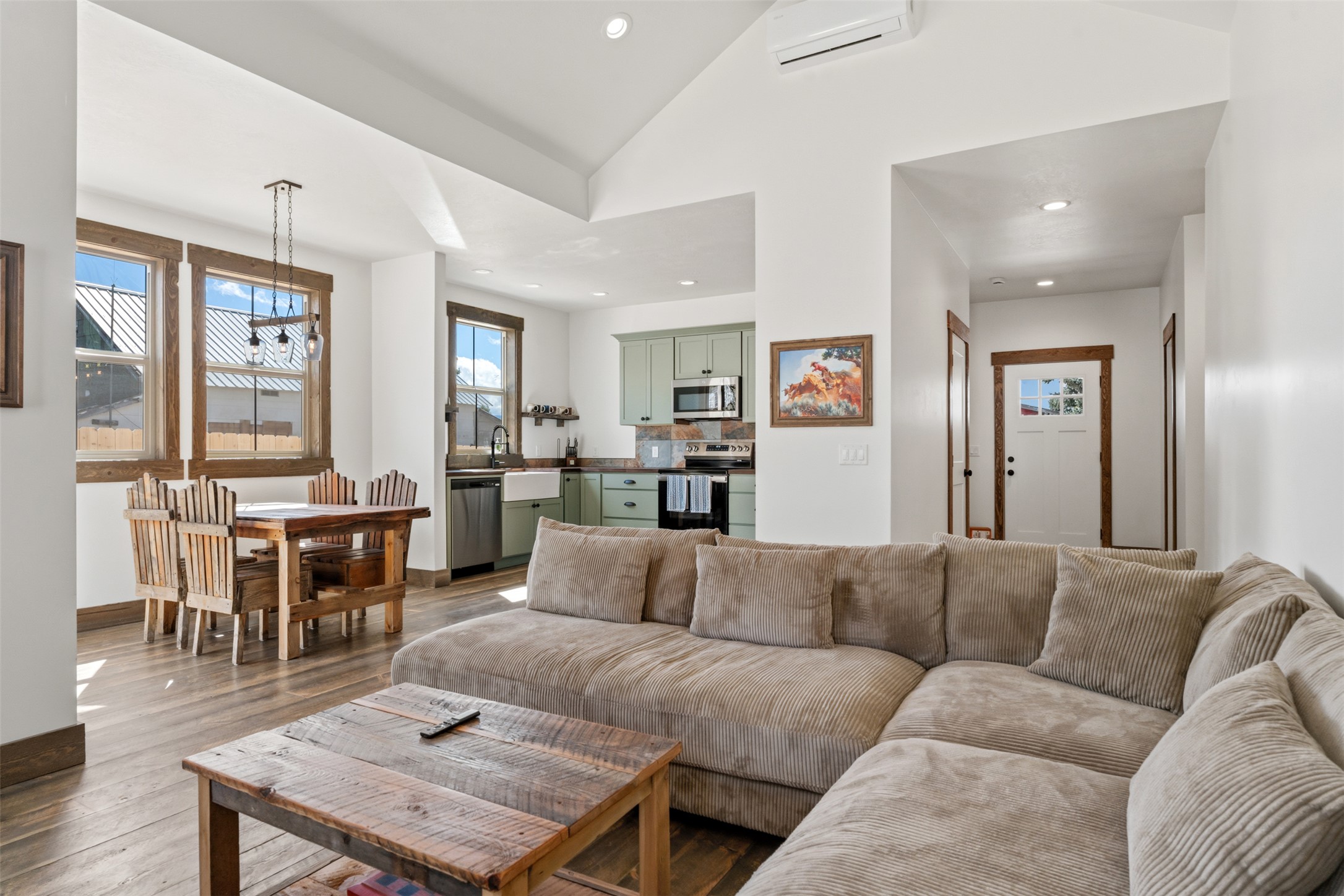 114 E Broad Street Property Photo 4