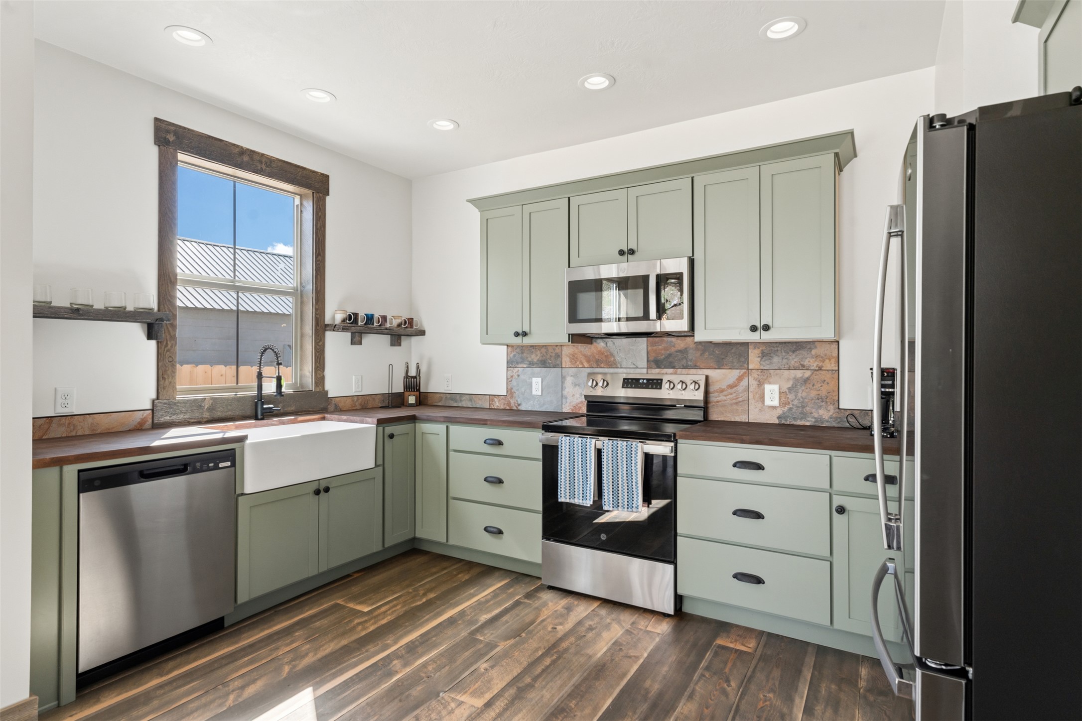 114 E Broad Street Property Photo 7