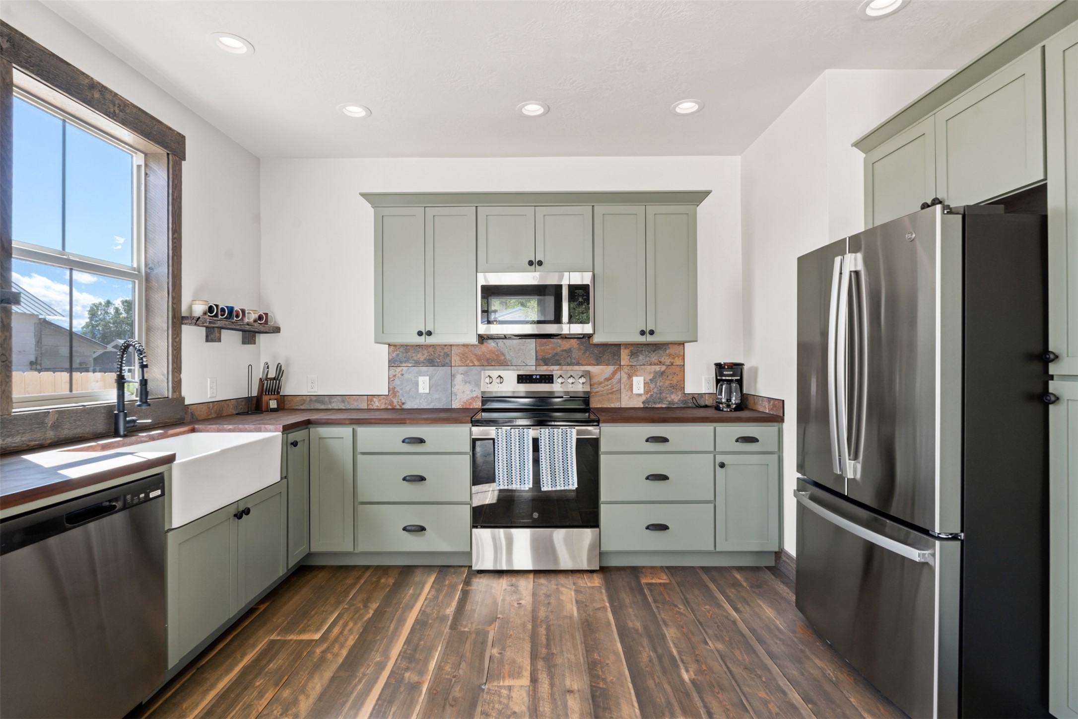 114 E Broad Street Property Photo 8