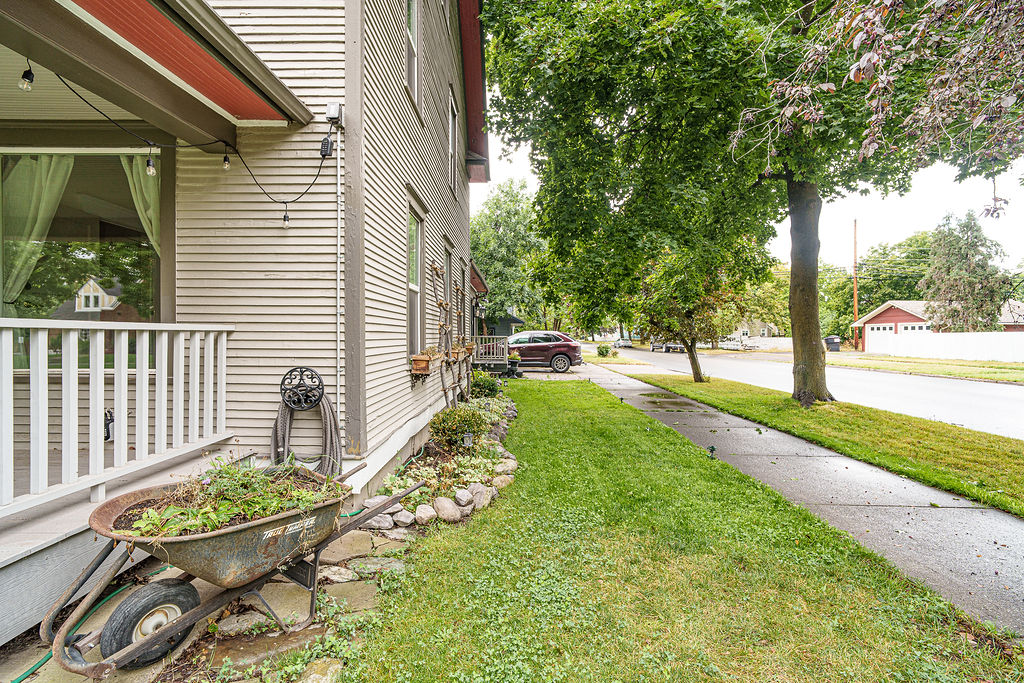 604 3rd Avenue E Property Photo 62