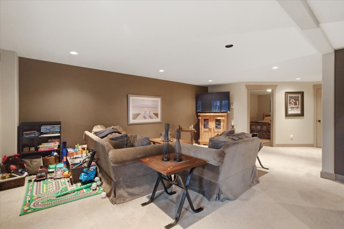 199 Glen View Drive Property Photo 32