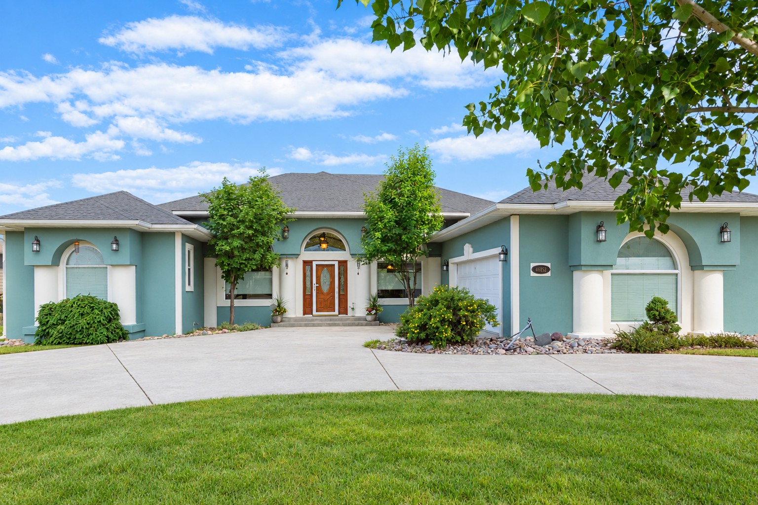 46452 Stagecoach Trail Property Photo 2