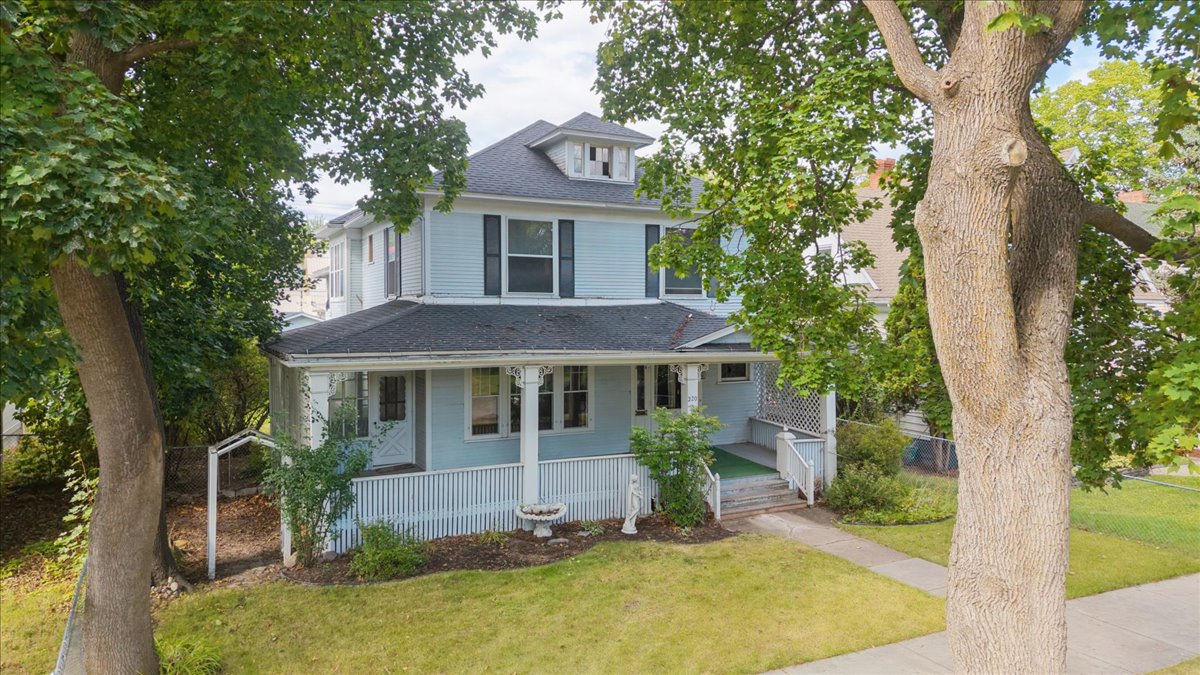 220 4th Avenue E Property Photo 1