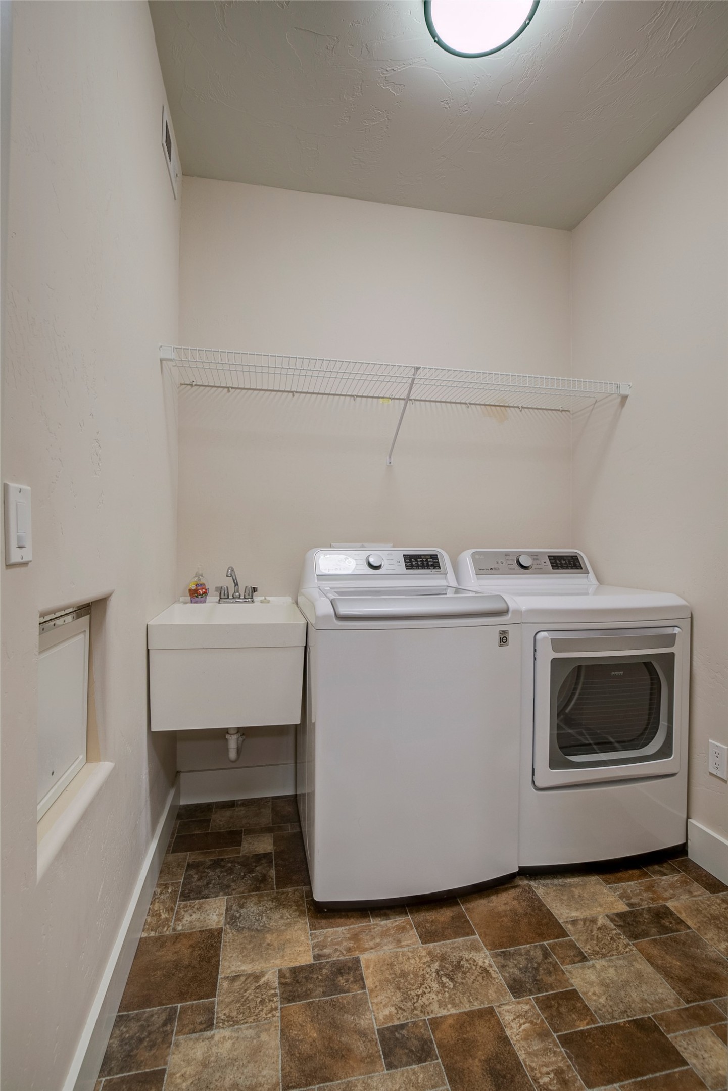 2060 Scott Drive Property Photo 13