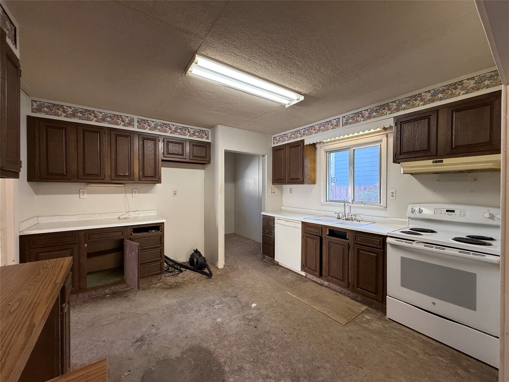 554 E Broadway Street Property Photo 11