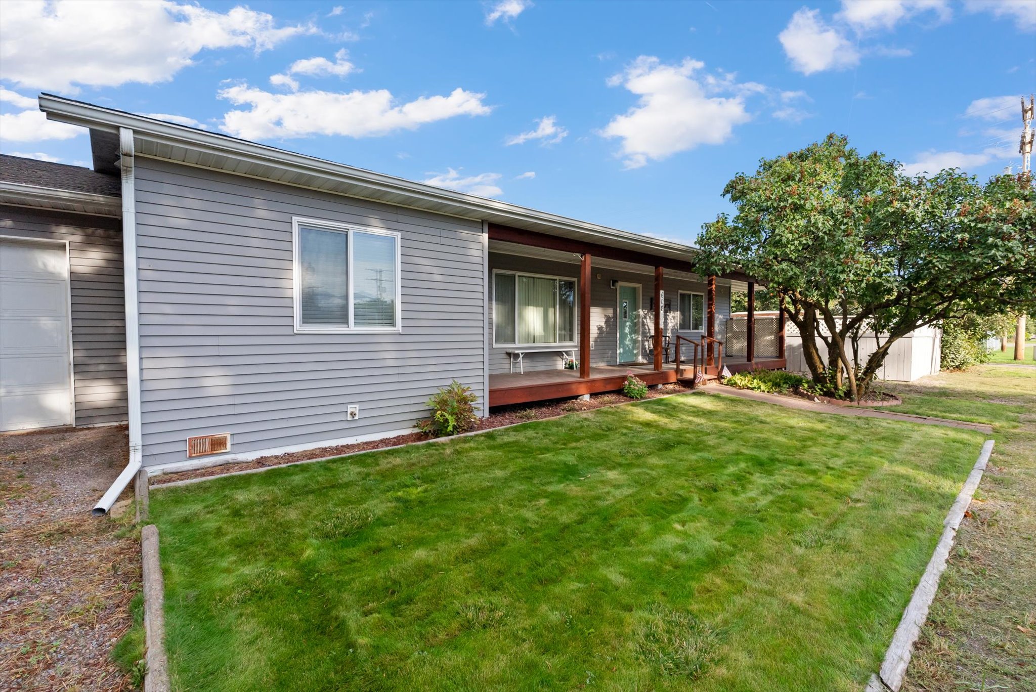 608 6th Street E Property Photo 1