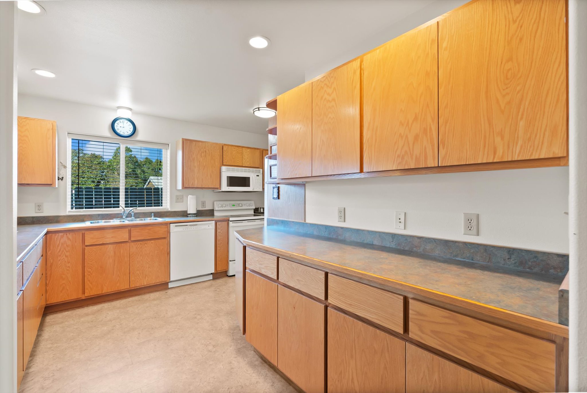 608 6th Street E Property Photo 16