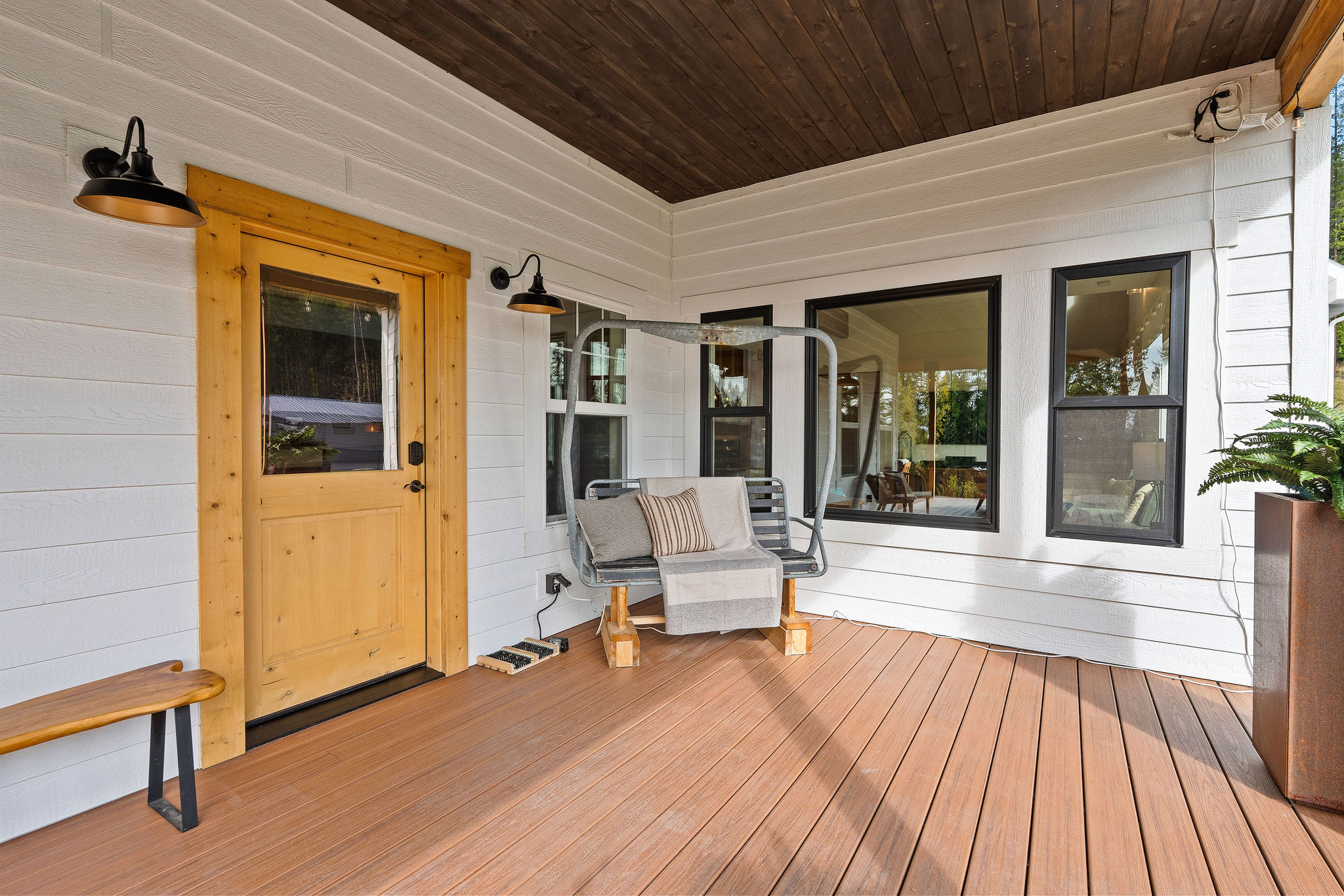 687 N Valley Drive Property Photo 3