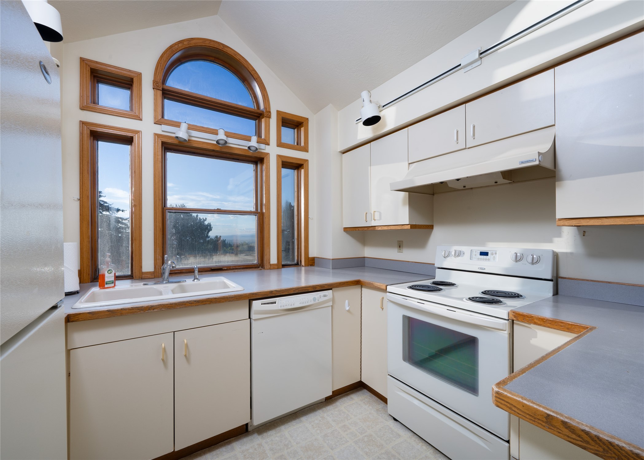 8855 Sypes Canyon Road Property Photo 18