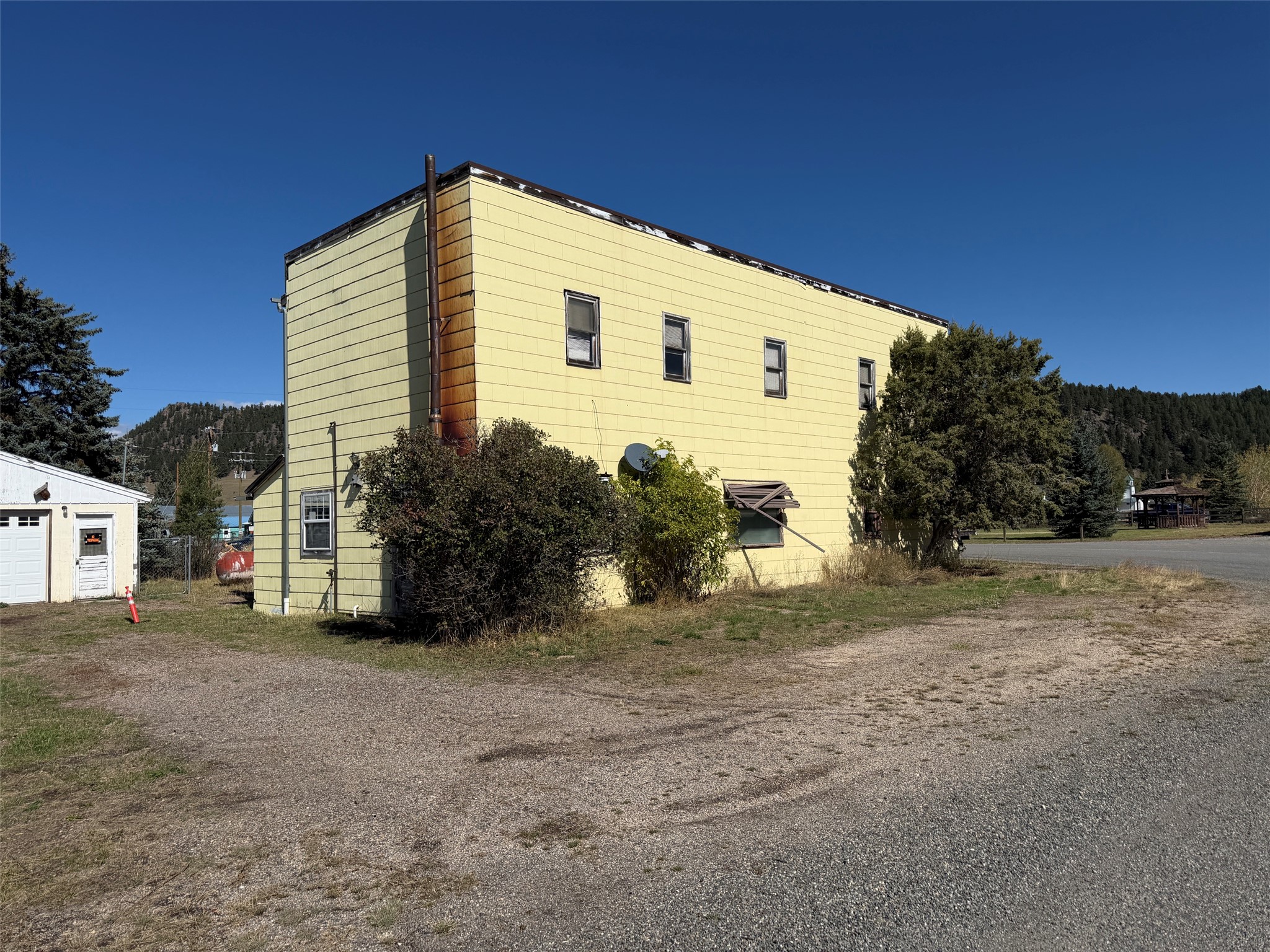 104 Main Street W Property Photo 1