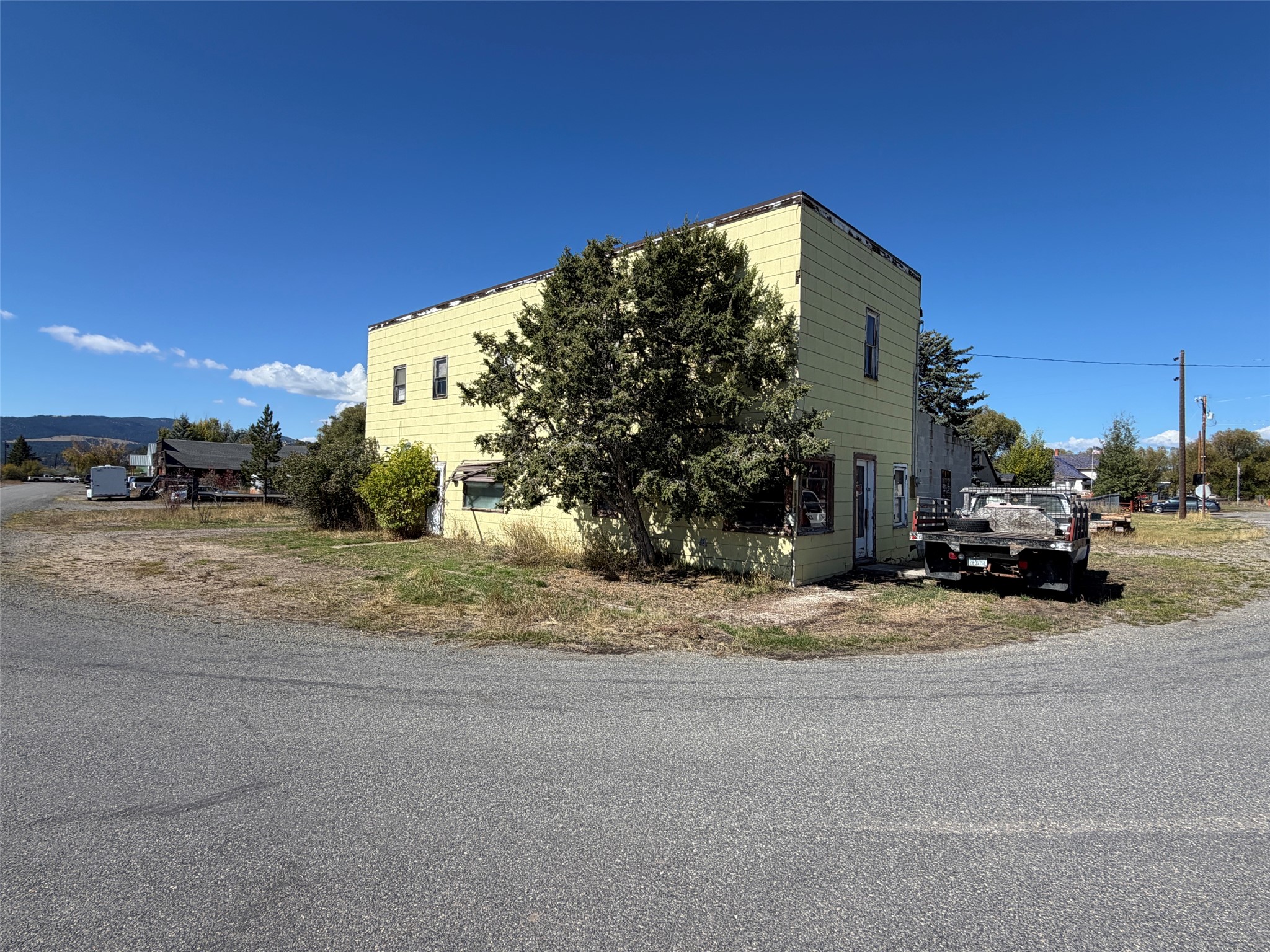 104 Main Street W Property Photo 3