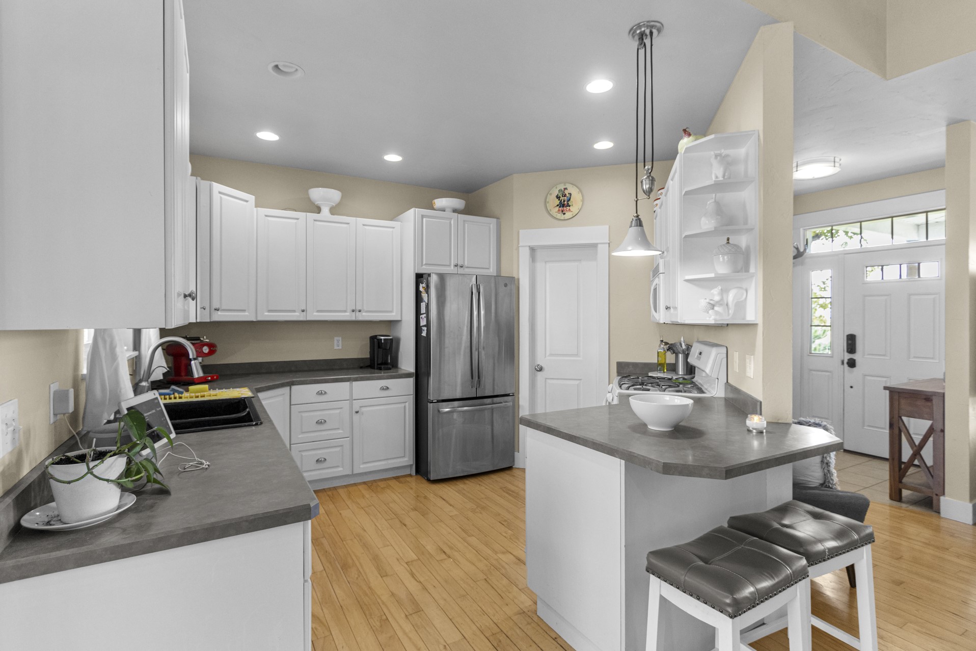 990 Farm Road Property Photo 4