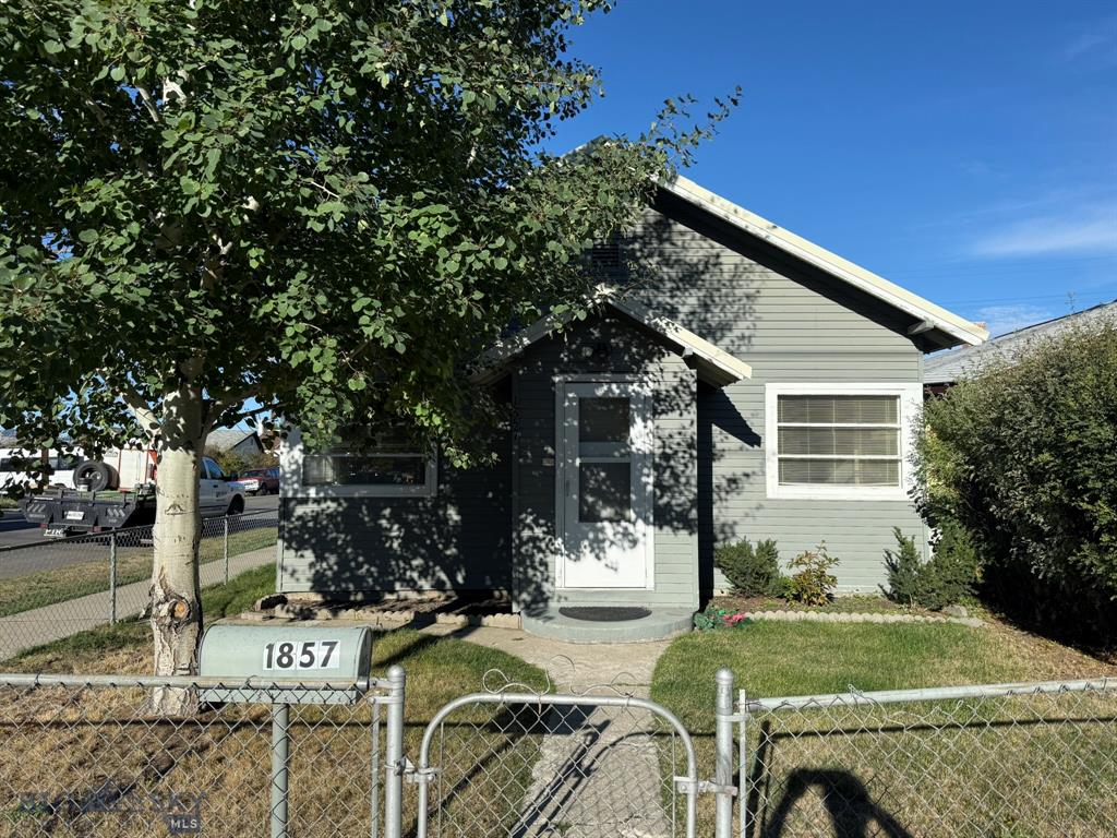 1857 Carolina Avenue Property Photo 1
