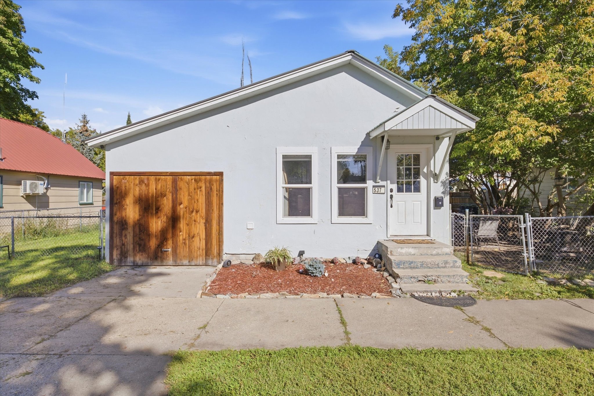 537 2nd Street W Property Photo 1