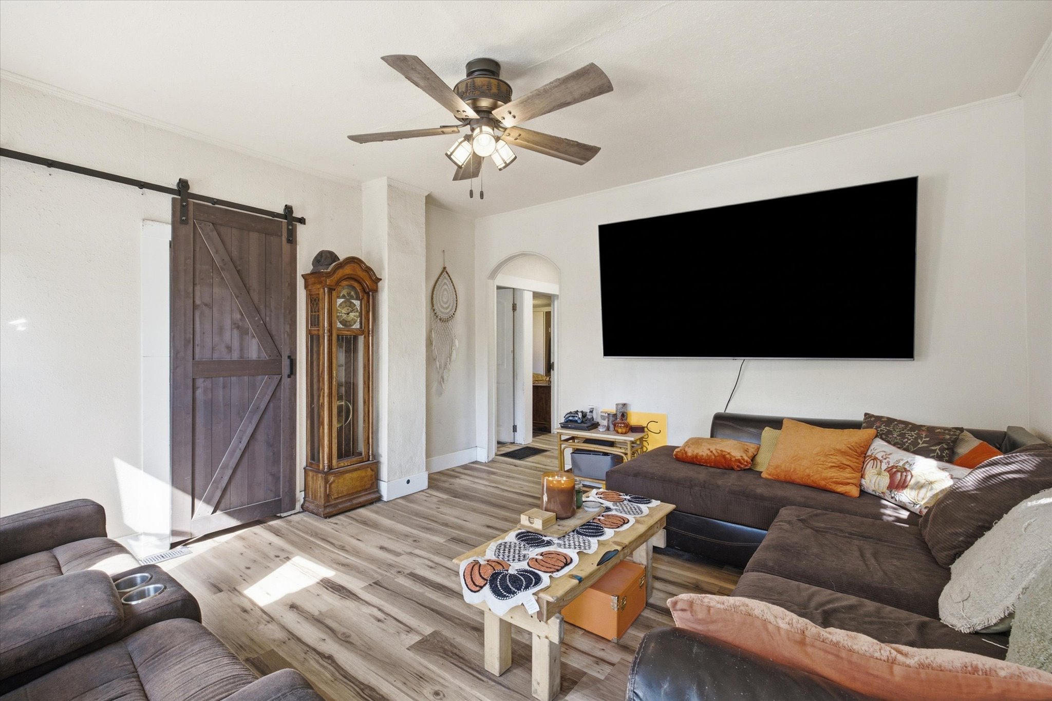 537 2nd Street W Property Photo 2