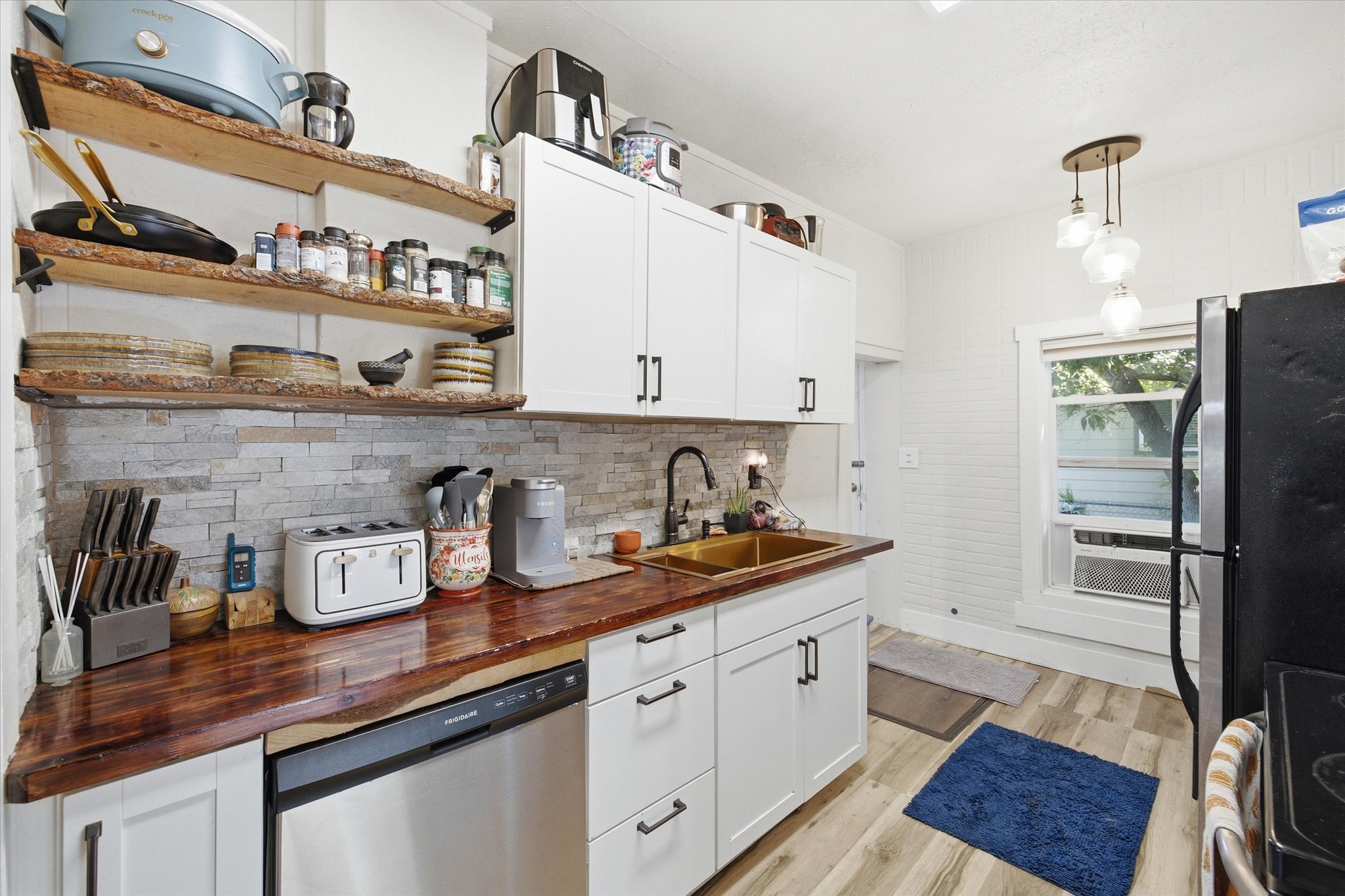 537 2nd Street W Property Photo 4