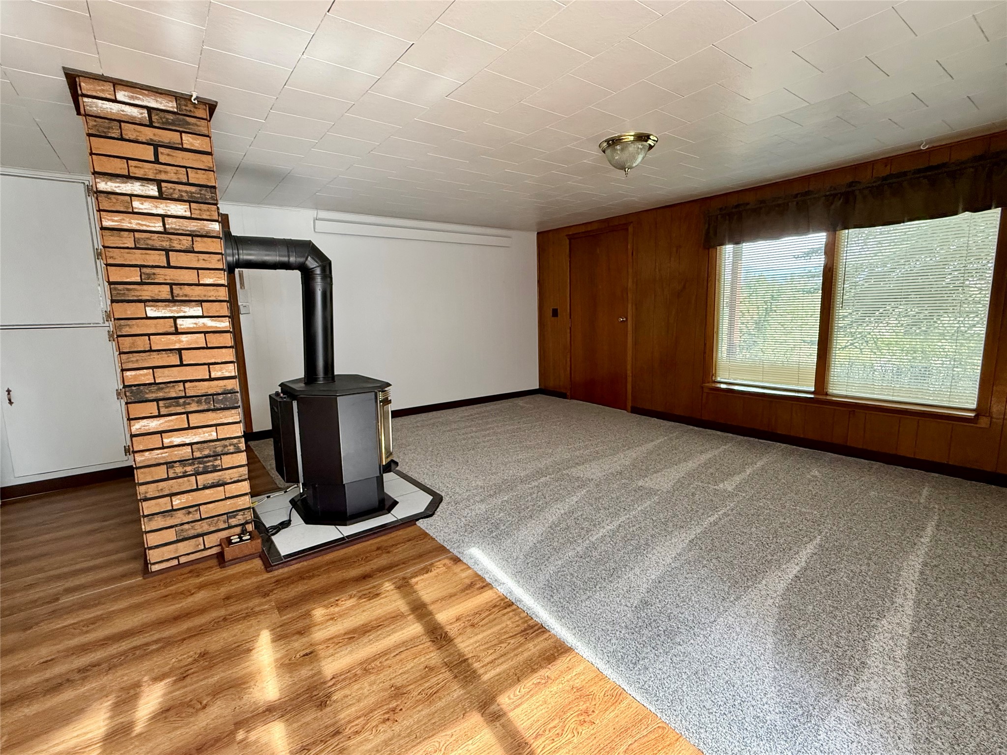 251 River Road W Property Photo 8