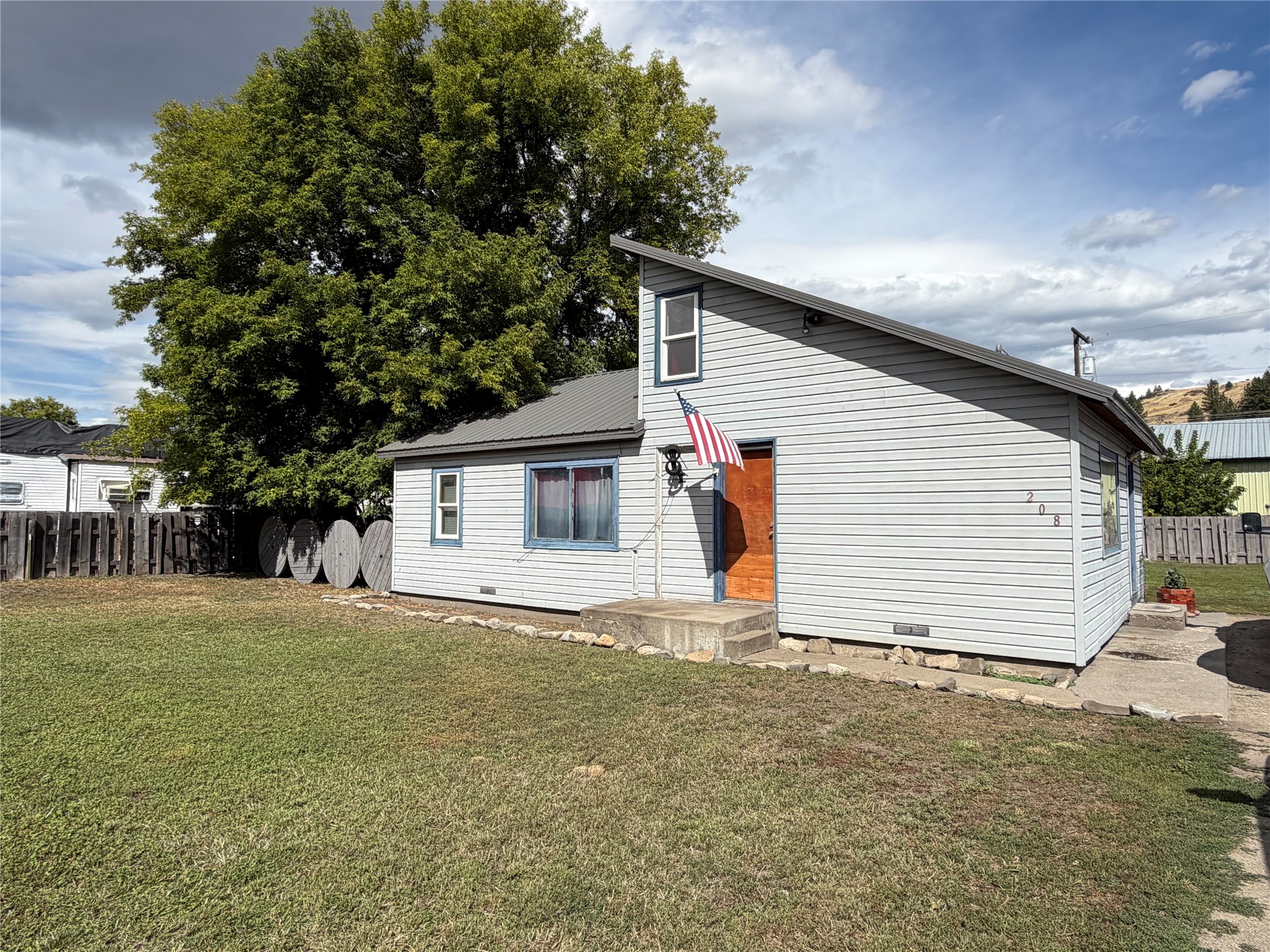 208 E Meany Street Property Photo 2