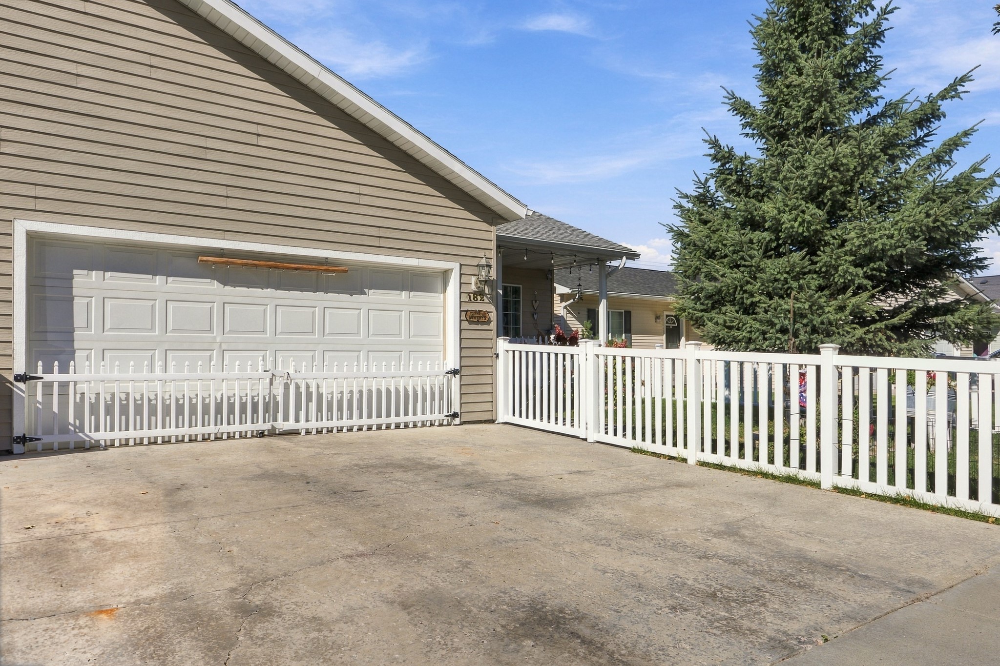 182 Empire Loop Property Photo 28