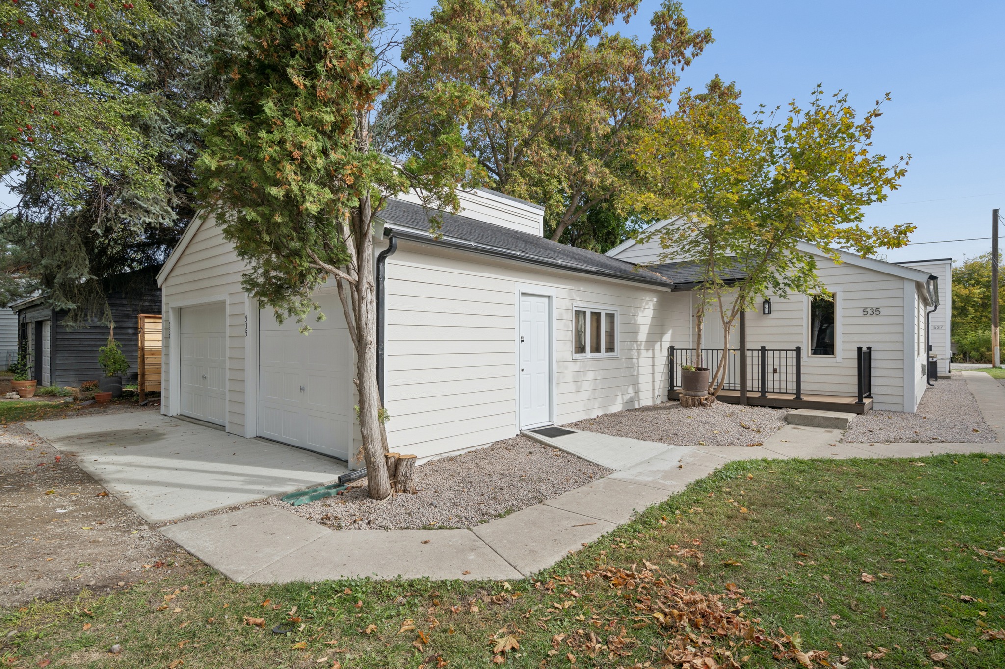 535/537 10th Avenue W Property Photo 1
