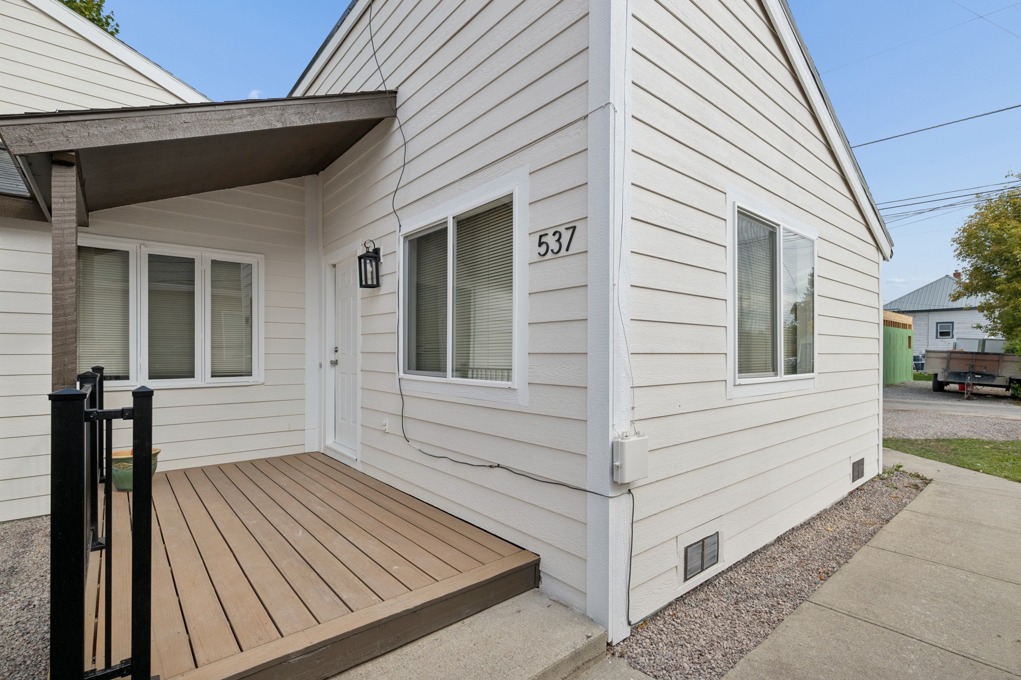 535/537 10th Avenue W Property Photo 2
